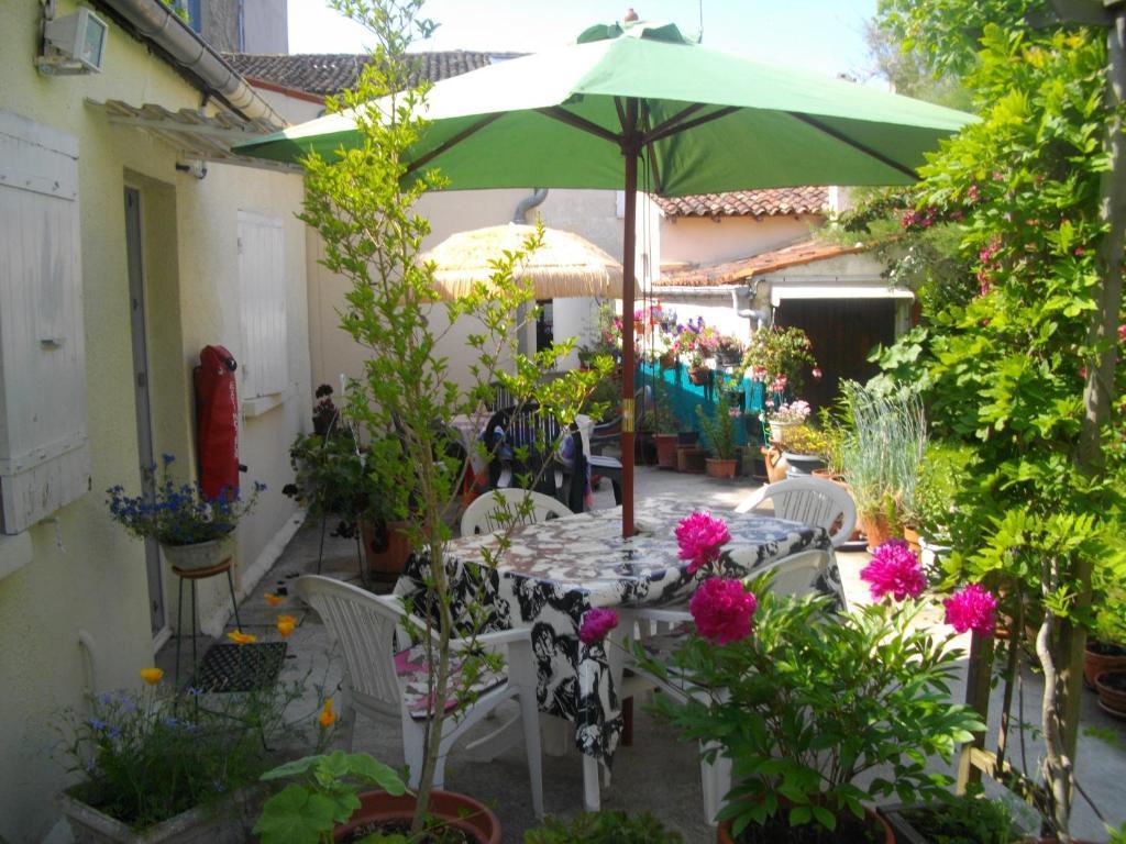 Le Parisien Hotel Saintes Szoba fotó